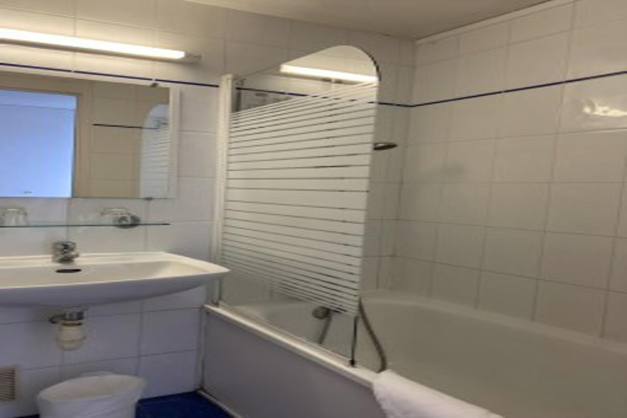 SHELDER Hôtel - CHERBOURG EN COTENTIN - Equeurdreville Exterior foto